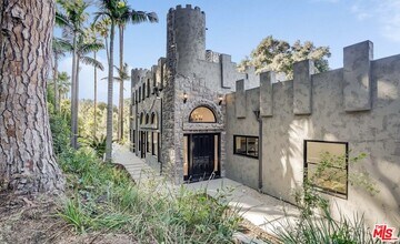 15851 Mulholland Pl in Los Angeles, CA - Building Photo - Building Photo