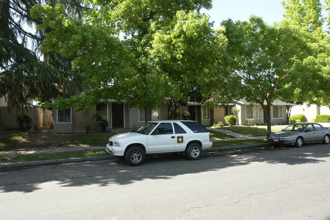 1680 Conestoga Dr in Merced, CA - Foto de edificio - Building Photo