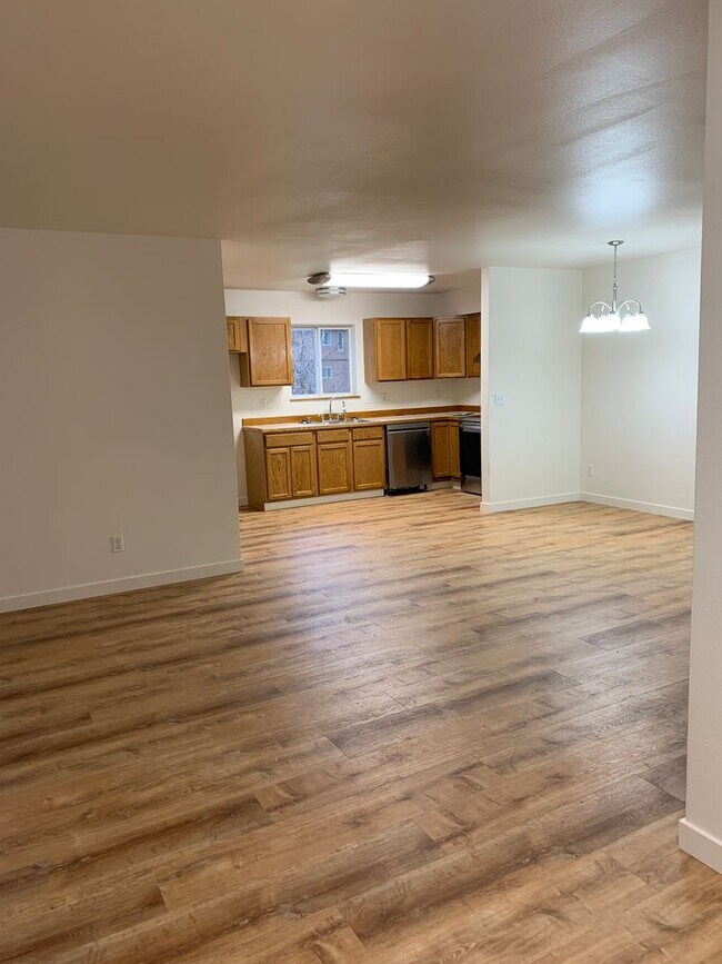 8121 E 36th Ave in Anchorage, AK - Building Photo - Building Photo
