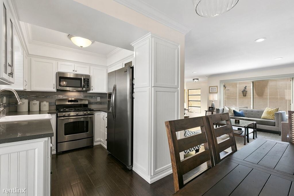 400 S Flower St in Orange, CA - Building Photo