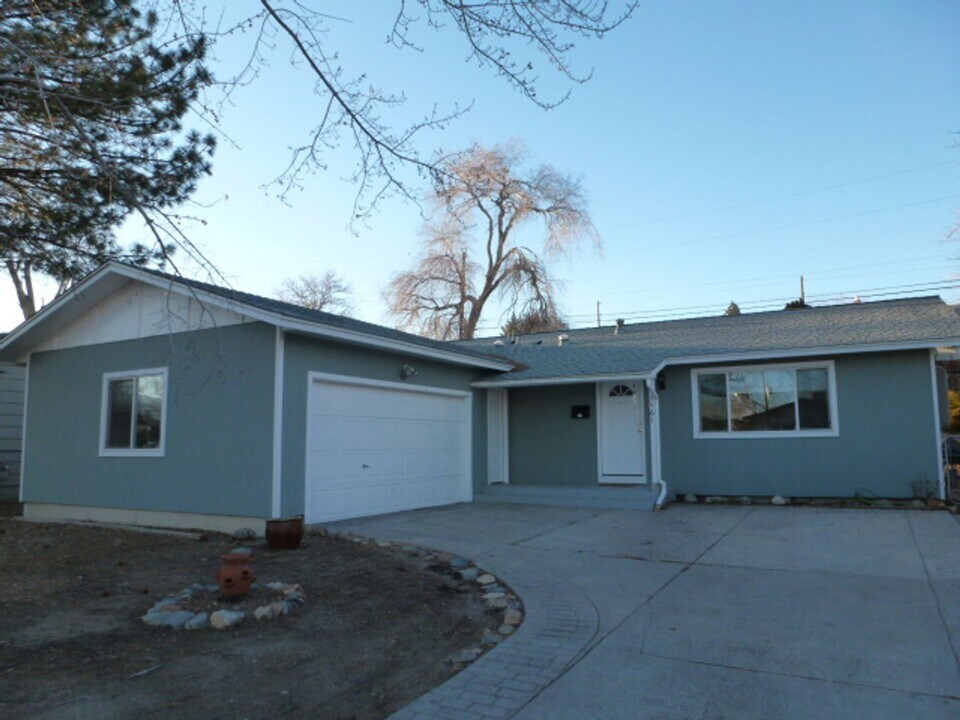 1461 Surf Way in Reno, NV - Foto de edificio