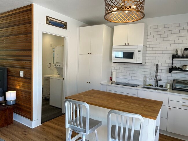 3438 NE 54th Ave, Unit NE 54th Unit B