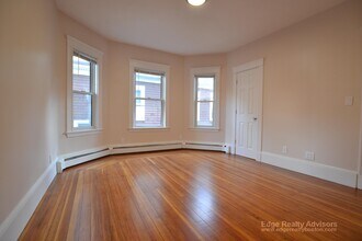 12 Chester St, Unit 2 in Boston, MA - Foto de edificio - Building Photo