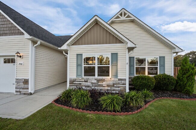 206 Rowland Dr in Richlands, NC - Building Photo - Building Photo