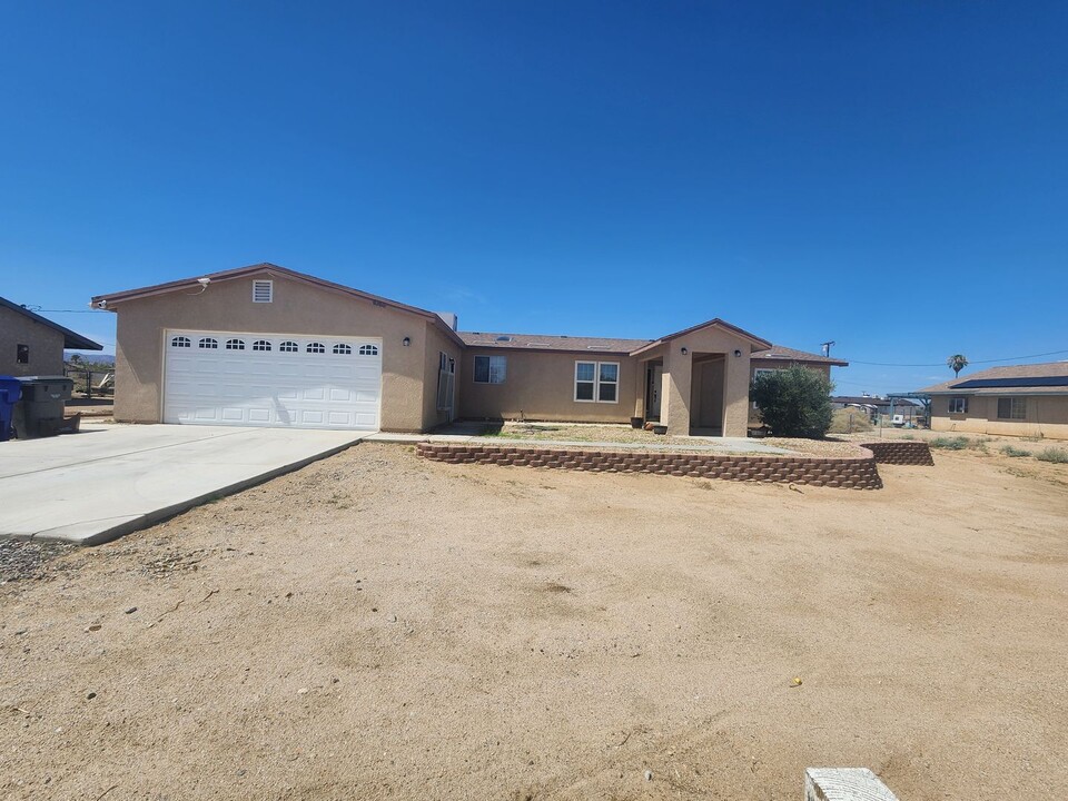 4740 Flying H Rd in Twentynine Palms, CA - Building Photo