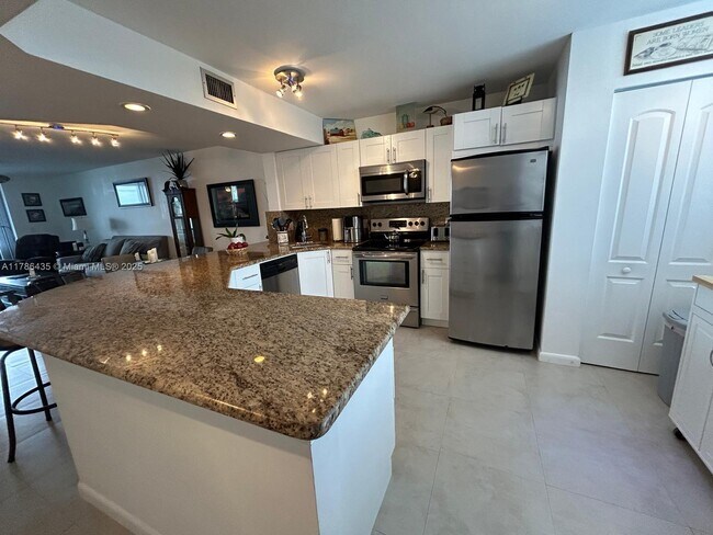 115 Lake Emerald Dr in Oakland Park, FL - Building Photo - Building Photo