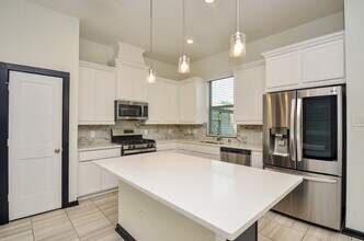 1555 Rustling Creek Dr in Missouri City, TX - Building Photo - Building Photo