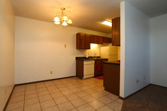 Avendale Pointe Apartments in Lawton, OK - Building Photo - Interior Photo