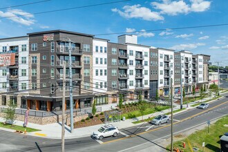 Broadstone Berry Hill in Nashville, TN - Foto de edificio - Building Photo
