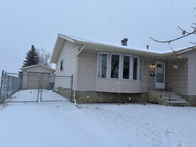 6637 Poplar Dr in Grande Prairie, AB - Building Photo