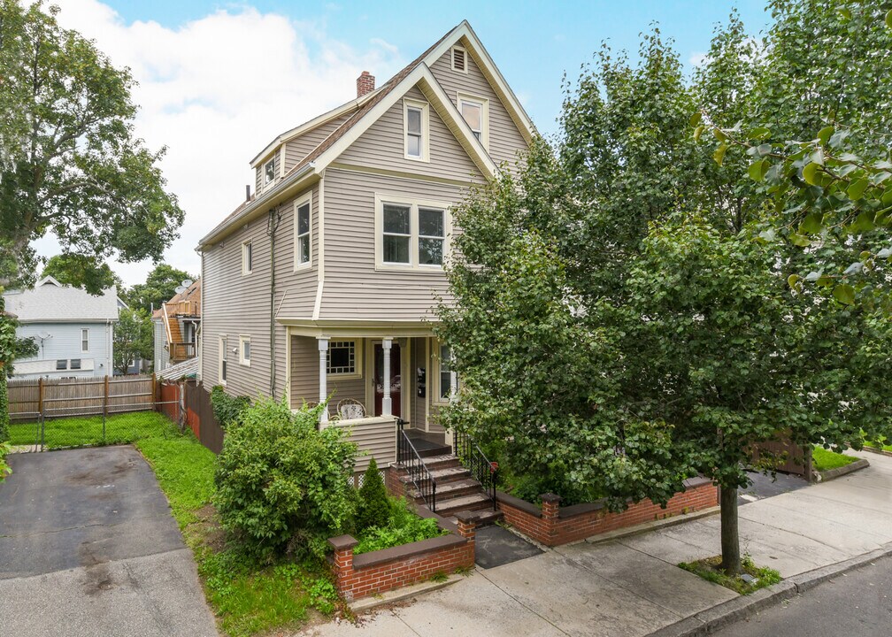 15 Raymond St in Everett, MA - Building Photo