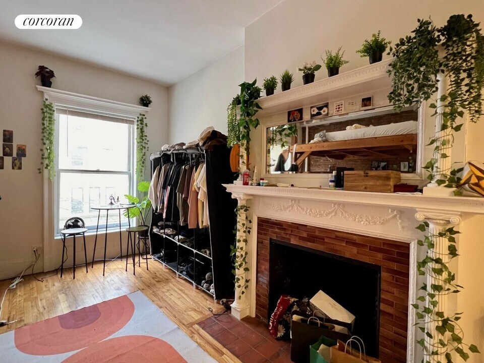 254 W 93rd St in New York, NY - Building Photo