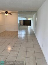 1040 Twin Lakes Dr in Coral Springs, FL - Building Photo - Building Photo