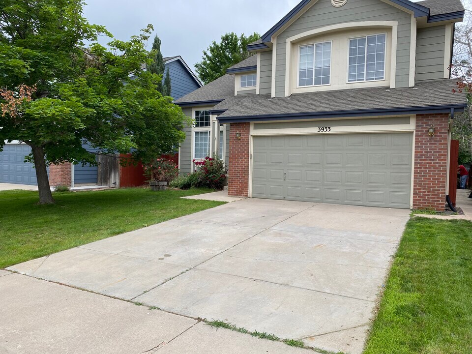 3933 S Killarney Way in Aurora, CO - Building Photo