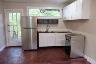 1811 Alameda Dr, Unit Cottage in the Oaks in Austin, TX - Building Photo - Building Photo