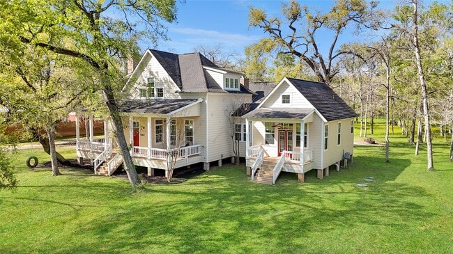 20802 Pecan Bend Rd in Damon, TX - Building Photo - Building Photo