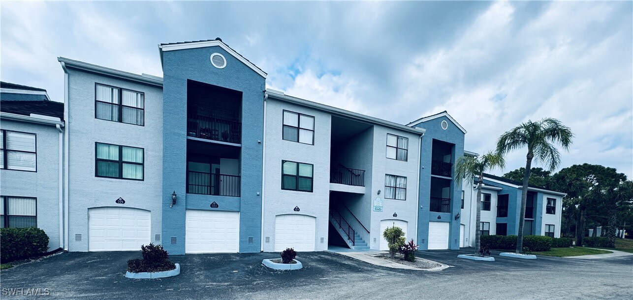 13535 Eagle Ridge Dr in Ft. Myers, FL - Foto de edificio