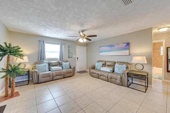 1555 N Tuttle Ave in Sarasota, FL - Building Photo - Building Photo