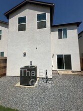 1087 Buena Vis Ln in Hanford, CA - Building Photo - Building Photo