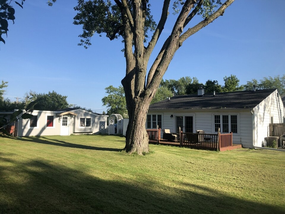 907 W Washington Ave in Lake Bluff, IL - Building Photo