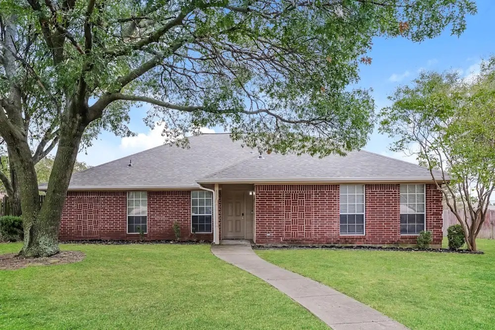 832 Andalusia Trail in Desoto, TX - Building Photo