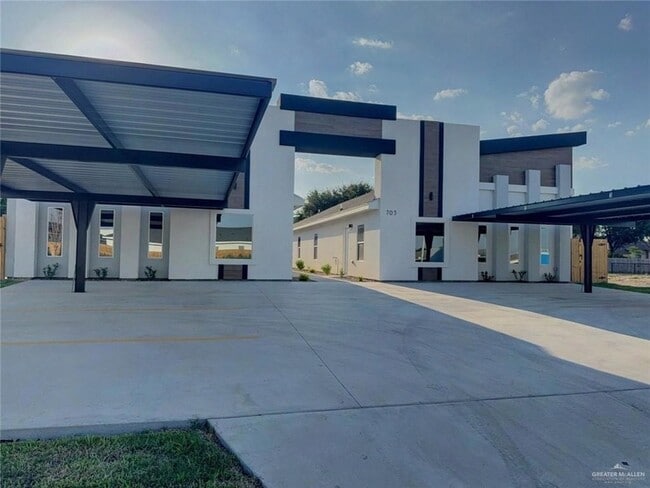 705 N Emerald Ave, Unit 3 in Edinburg, TX - Foto de edificio - Building Photo