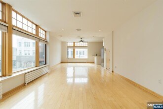 30 Park Ave, Unit 2 in Rutherford, NJ - Foto de edificio - Building Photo