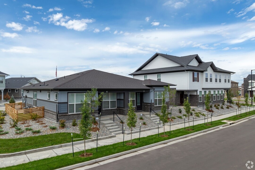 Canvas at Prairie Center in Brighton, CO - Foto de edificio