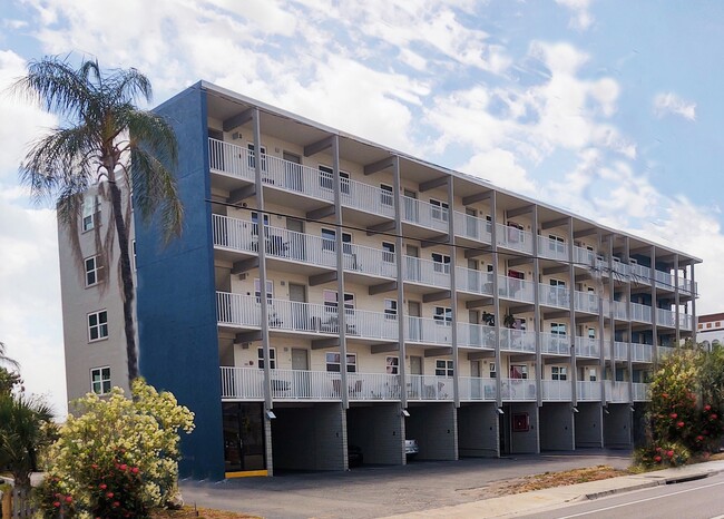 Sand Cove Apartment Homes in St Pete Beach, FL - Foto de edificio - Building Photo