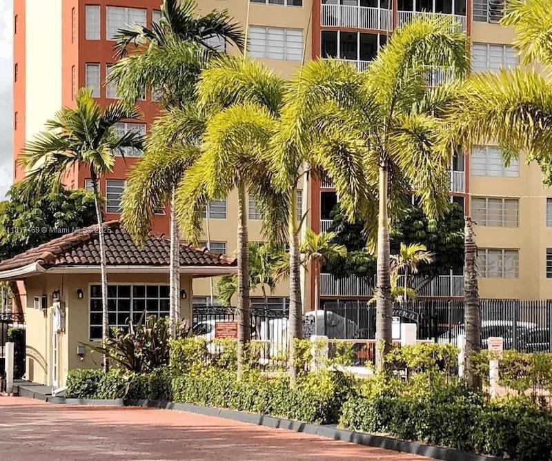 1710 NE 191st St in Miami, FL - Building Photo