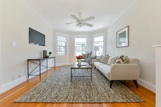27 Thelma Rd in Boston, MA - Foto de edificio - Building Photo