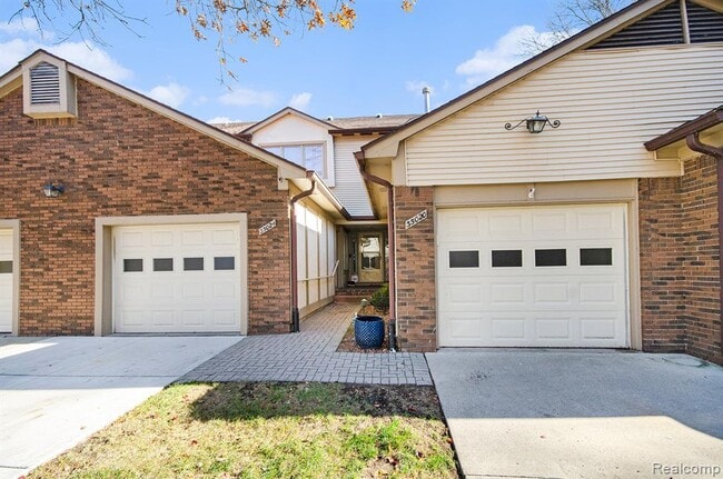 35020 Hidden Cove Ct in Harrison Township, MI - Foto de edificio - Building Photo