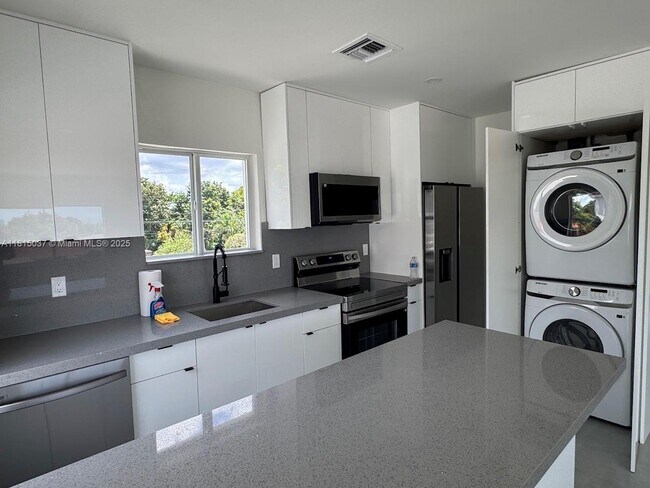 341 E 14th St in Hialeah, FL - Building Photo - Building Photo