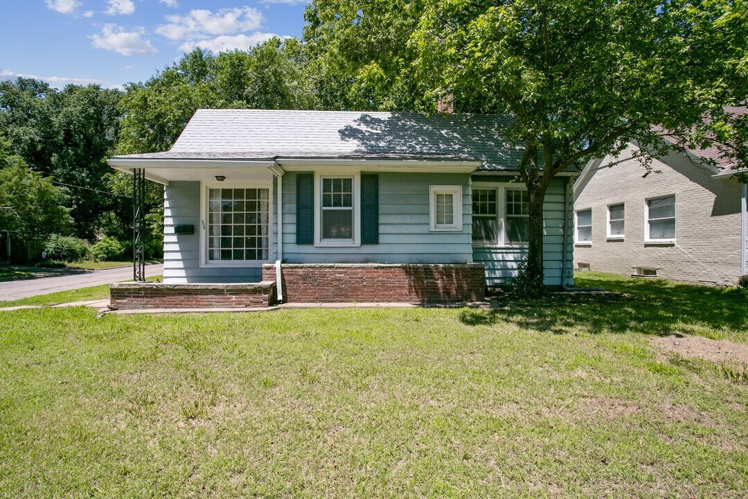 803 N Terrace Dr in Wichita, KS - Building Photo