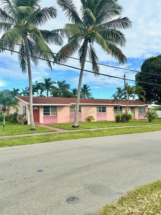 202 SE 3rd Pl, Unit 2 in Dania Beach, FL - Building Photo