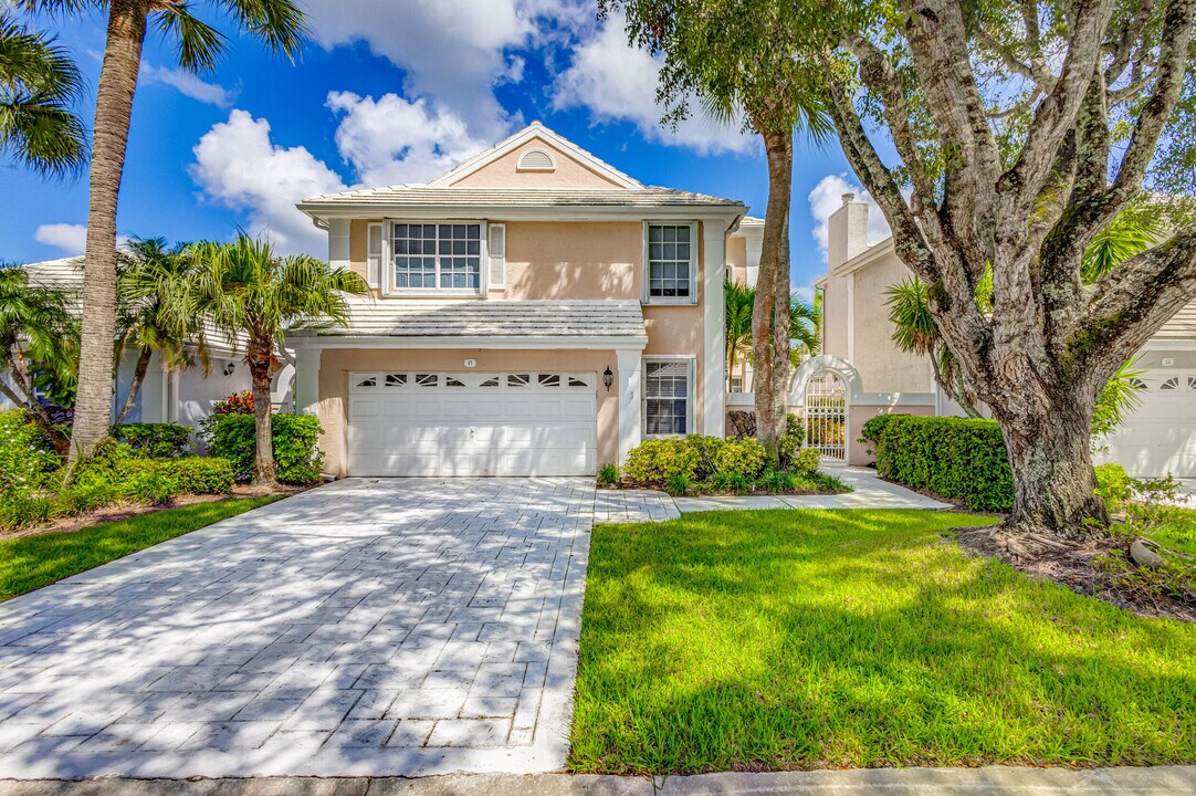 17 Selby Ln in Palm Beach Gardens, FL - Building Photo
