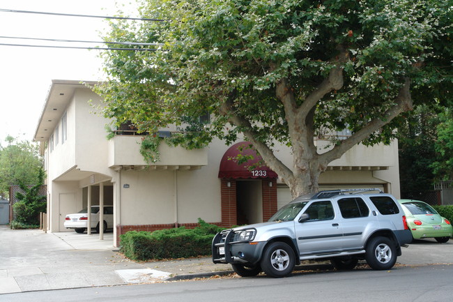 1233 Floribunda Ave in Burlingame, CA - Foto de edificio - Building Photo