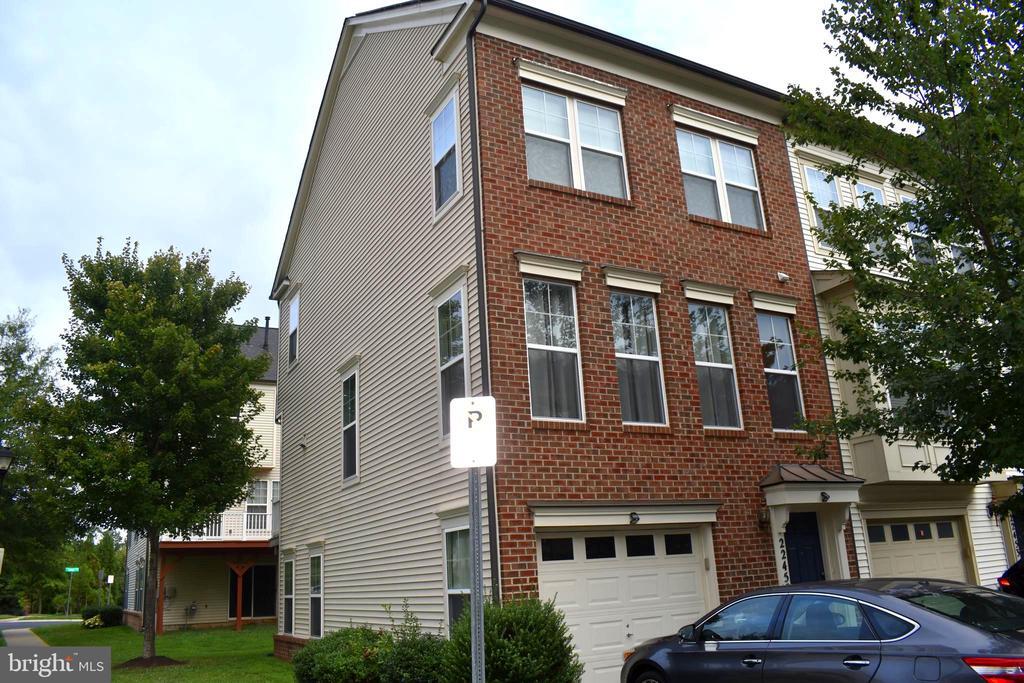 22455 Glenbow Way in Clarksburg, MD - Building Photo