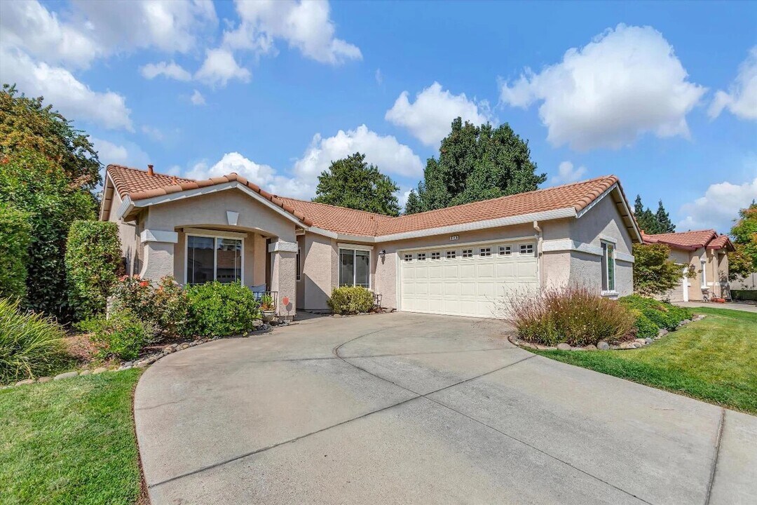 928 Carter St in Folsom, CA - Foto de edificio