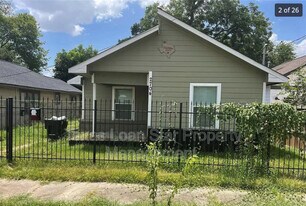 2704 Campbell St in Houston, TX - Building Photo