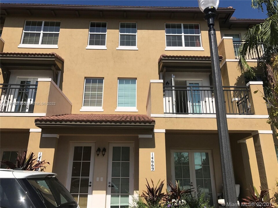 14669 SW 9th St in Pembroke Pines, FL - Building Photo