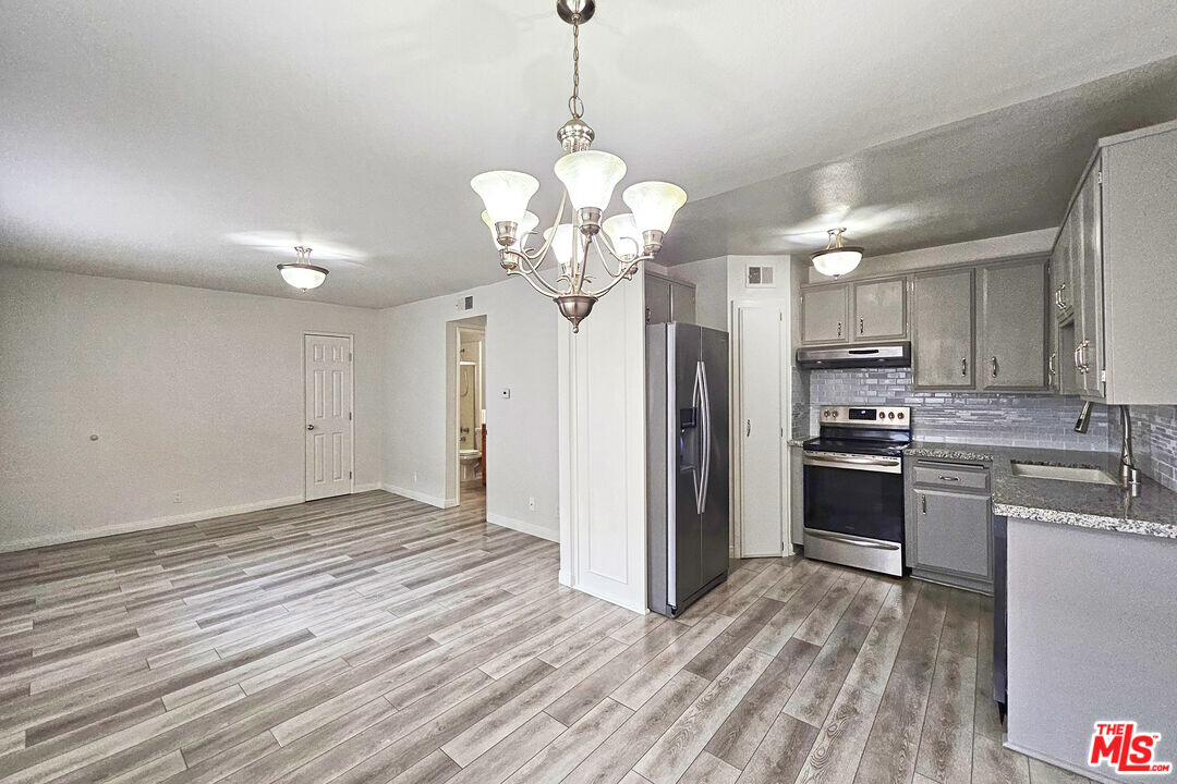 18555 Collins St in Los Angeles, CA - Building Photo