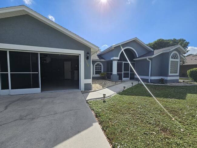 23259 Alaska Ave in Port Charlotte, FL - Foto de edificio - Building Photo
