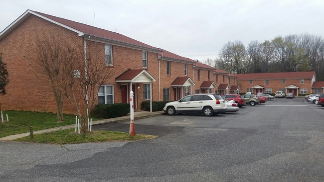 Robinson Street Apartments in Lowell, NC - Foto de edificio - Building Photo