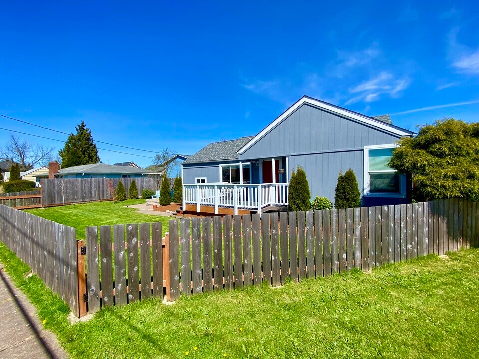 1745 SW 53rd St in Corvallis, OR - Foto de edificio