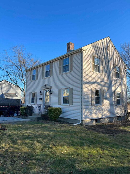 71 Miantonomi Ave in Middletown, RI - Building Photo