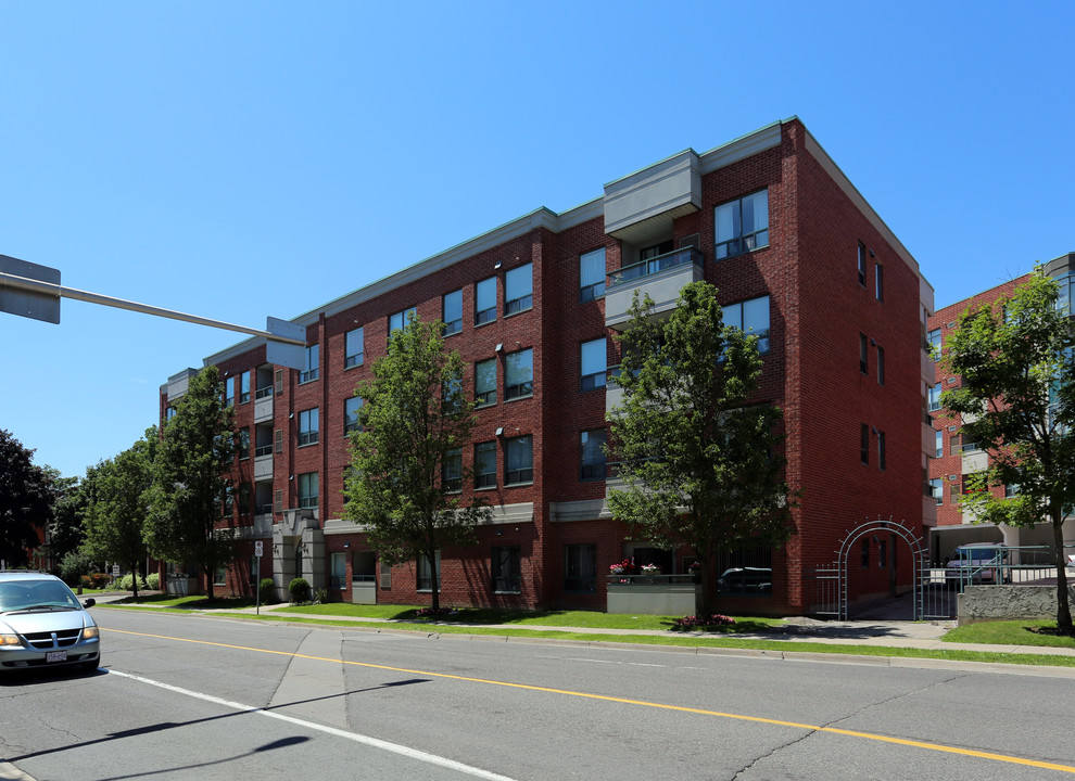 Grafton Square Condominiums in Hamilton, ON - Building Photo