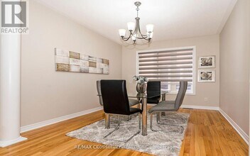 24 Cozens Dr in Richmond Hill, ON - Building Photo - Building Photo