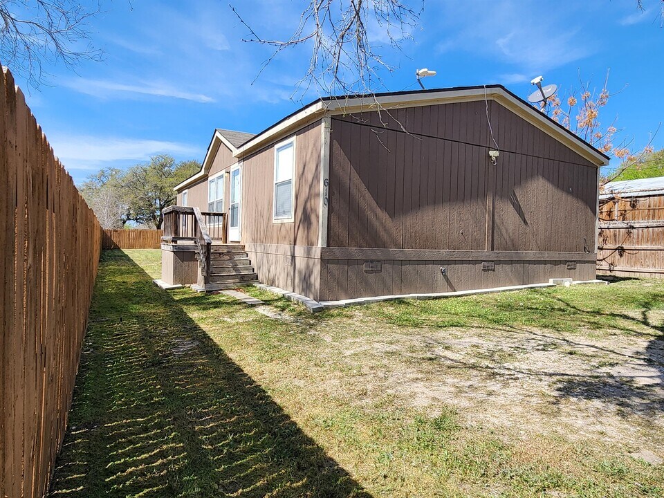 610 7th St in Natalia, TX - Building Photo