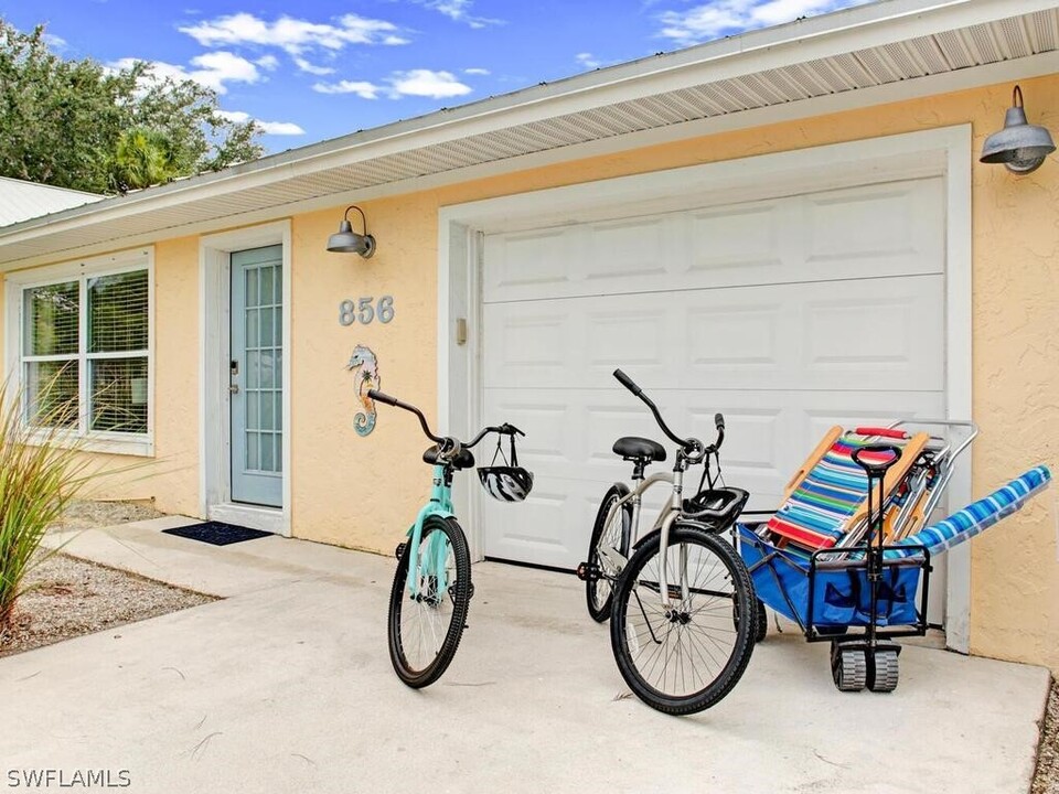 856 98th Ave N in Naples, FL - Building Photo